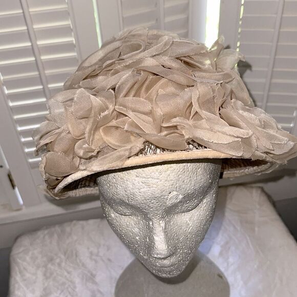 Vintage 50s or 60s Cream Floral Petal Hat - Picture 2 of 7